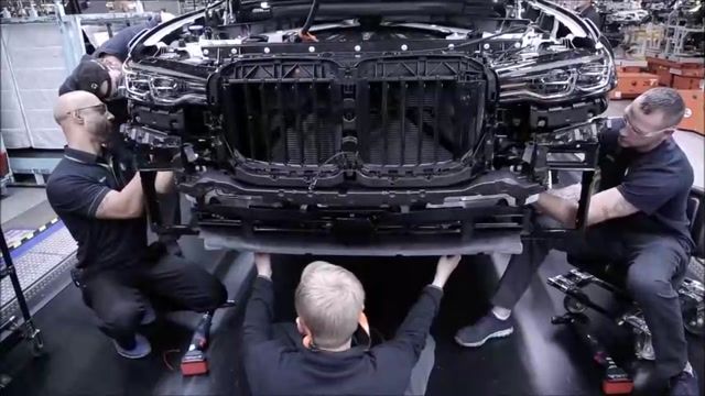 ویدیویی دیدنی از تولید خودروی BMW X7    - نمایی از کارخانه BMW  