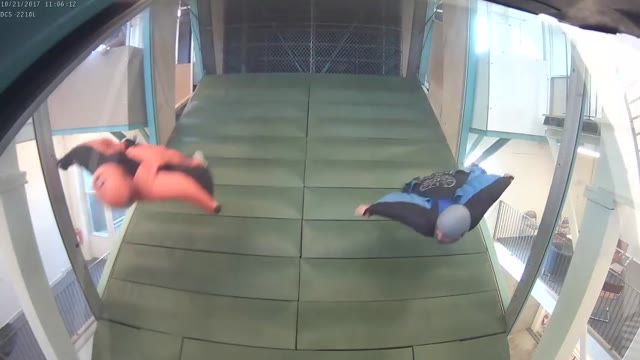 ویدیویی از تمرین در تونل باد در استکهلم سوید   -  تجربه پرواز انسان در تونل باد 