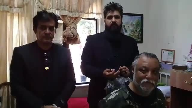 نواختن ارگ با دندان توسط شهرام در کهریزک در کنار خواننده پاپ حمید مهدوی