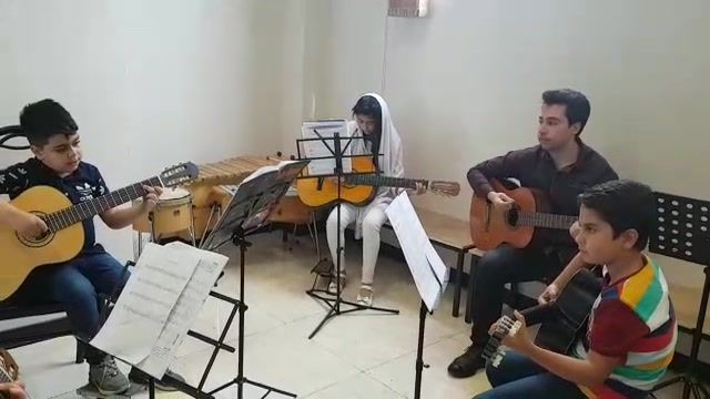 گوشه ای از تمرینات گروه گیتار کودک استاد کریمی در آموزشگاه موسیقی آراد شاهین شهر