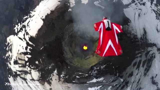 ویدیویی تماشایی از پرواز یک خانم با لباس بالدار  بر روی دهانه آتشفشان فعال 