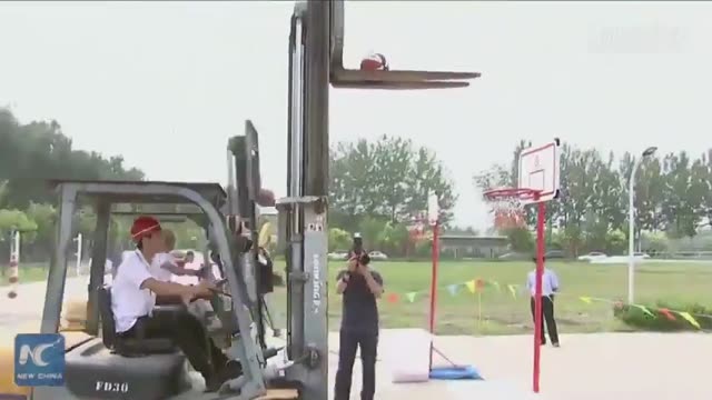 کلیپی بامزه از اسلم دانک(Slam dunk) توپ بسکتبال با لیفتراک در یک شرکت خارجی