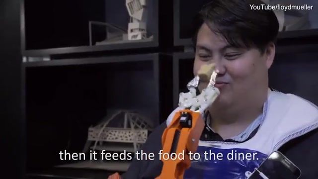 ساخت بازوی رباتیک که با توجه به حالات صورت کاربر خود، به او غذا می دهد