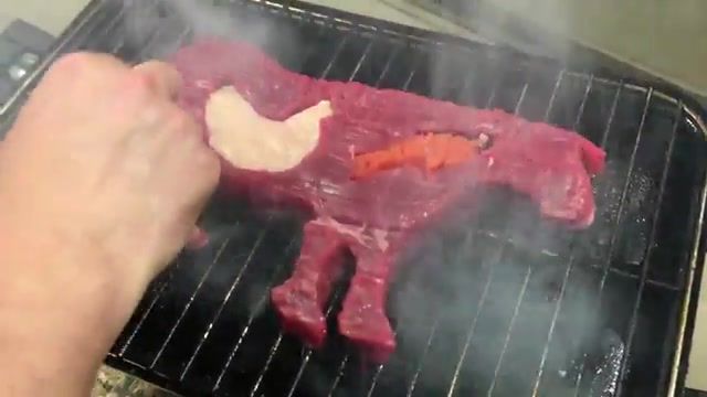 برش دادن گوشت برای درست کردن استیک با استفاده از جت آب 