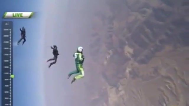 رکورد زنی پرش از ارتفاع 8 کیلومتری بدون استفاده از چتر نجات